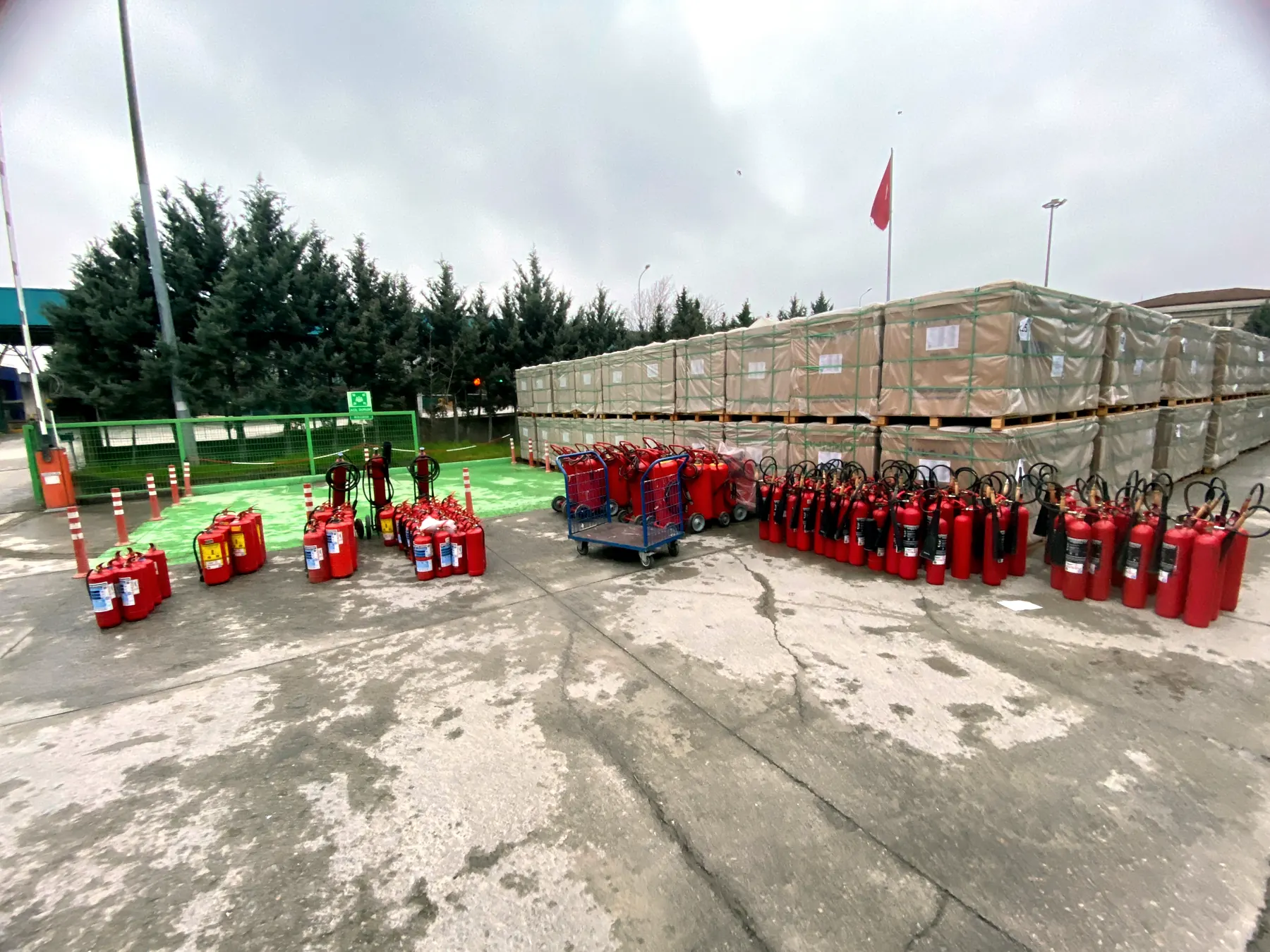 Enerji santrali sahasına toplu söndürücü teslimatı