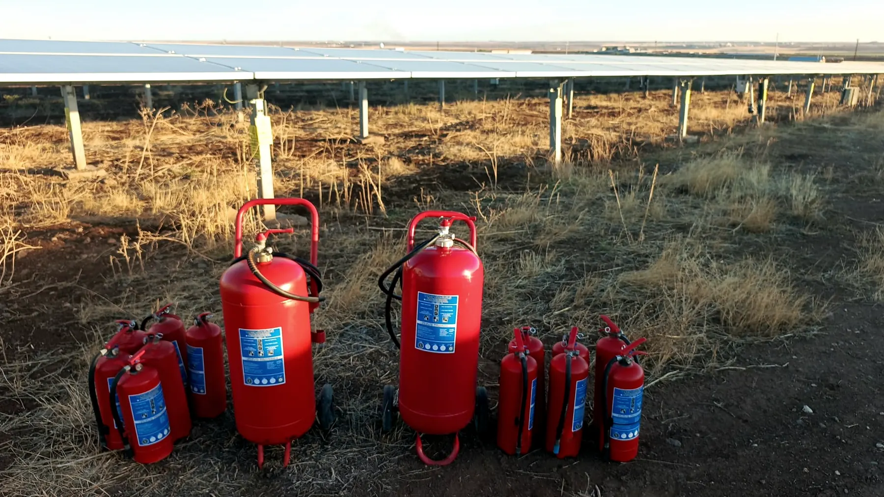 Güneş enerjisi sahasında söndürücü yerleşimi